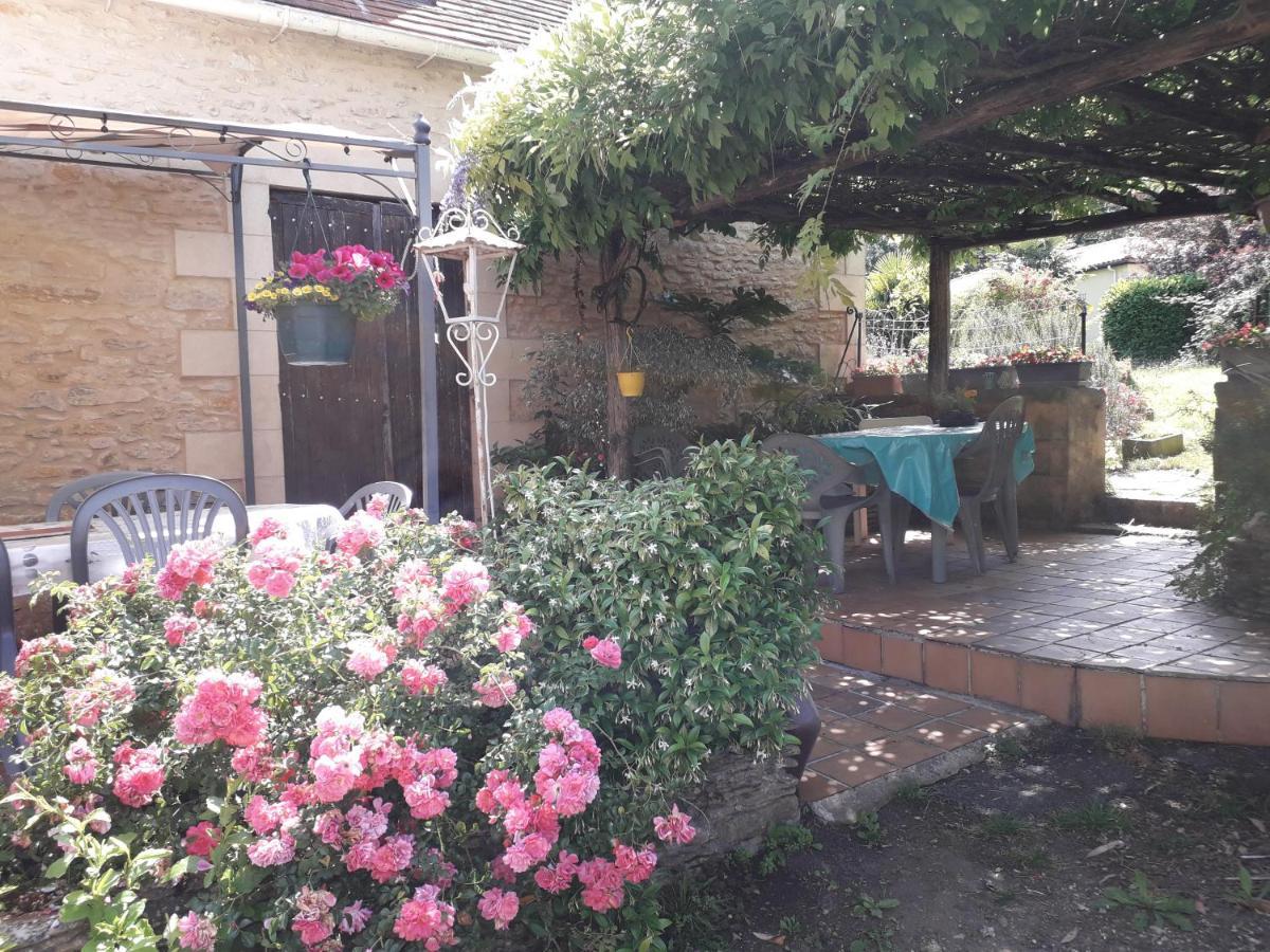 Halte Aux Places Marcillac-Saint-Quentin Exterior photo
