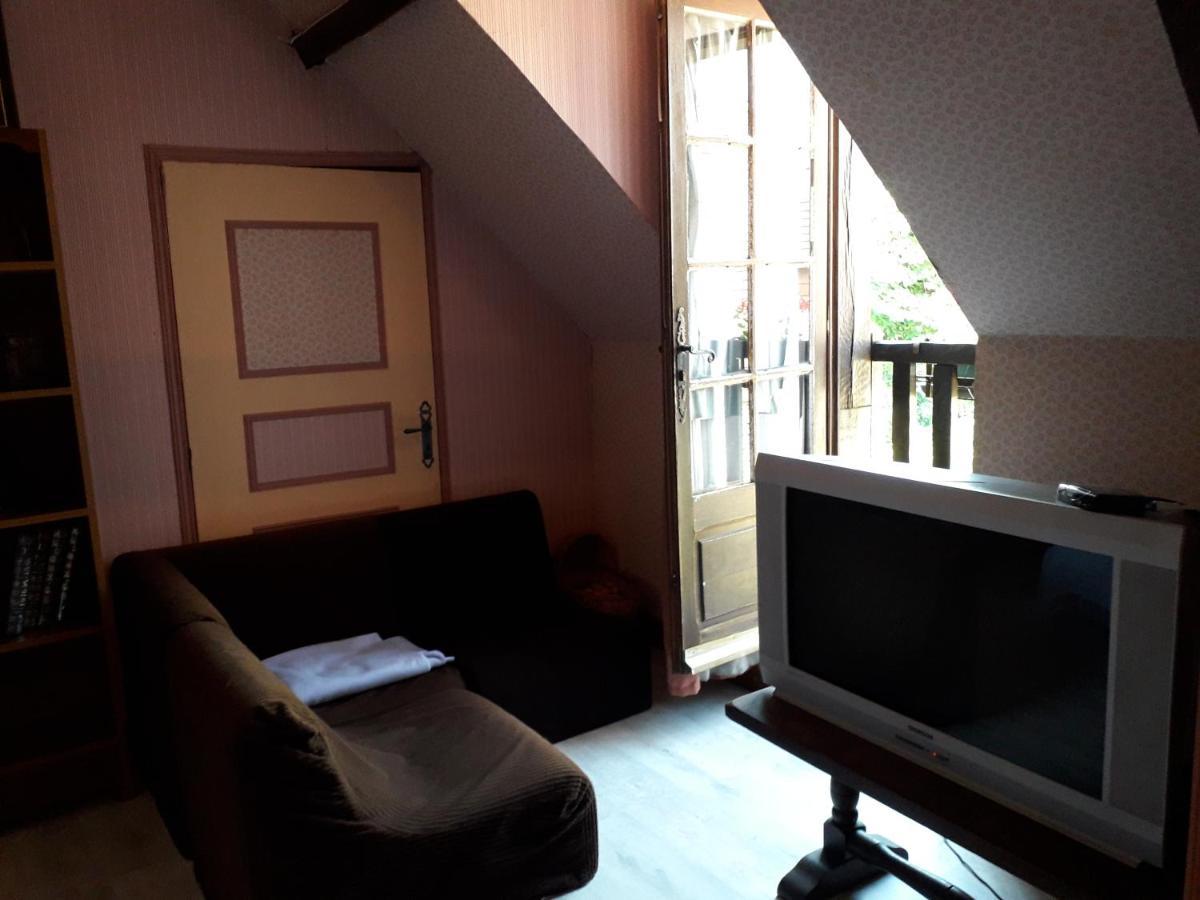Halte Aux Places Marcillac-Saint-Quentin Exterior photo